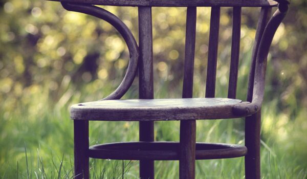 Seieu en una cadira per meditar